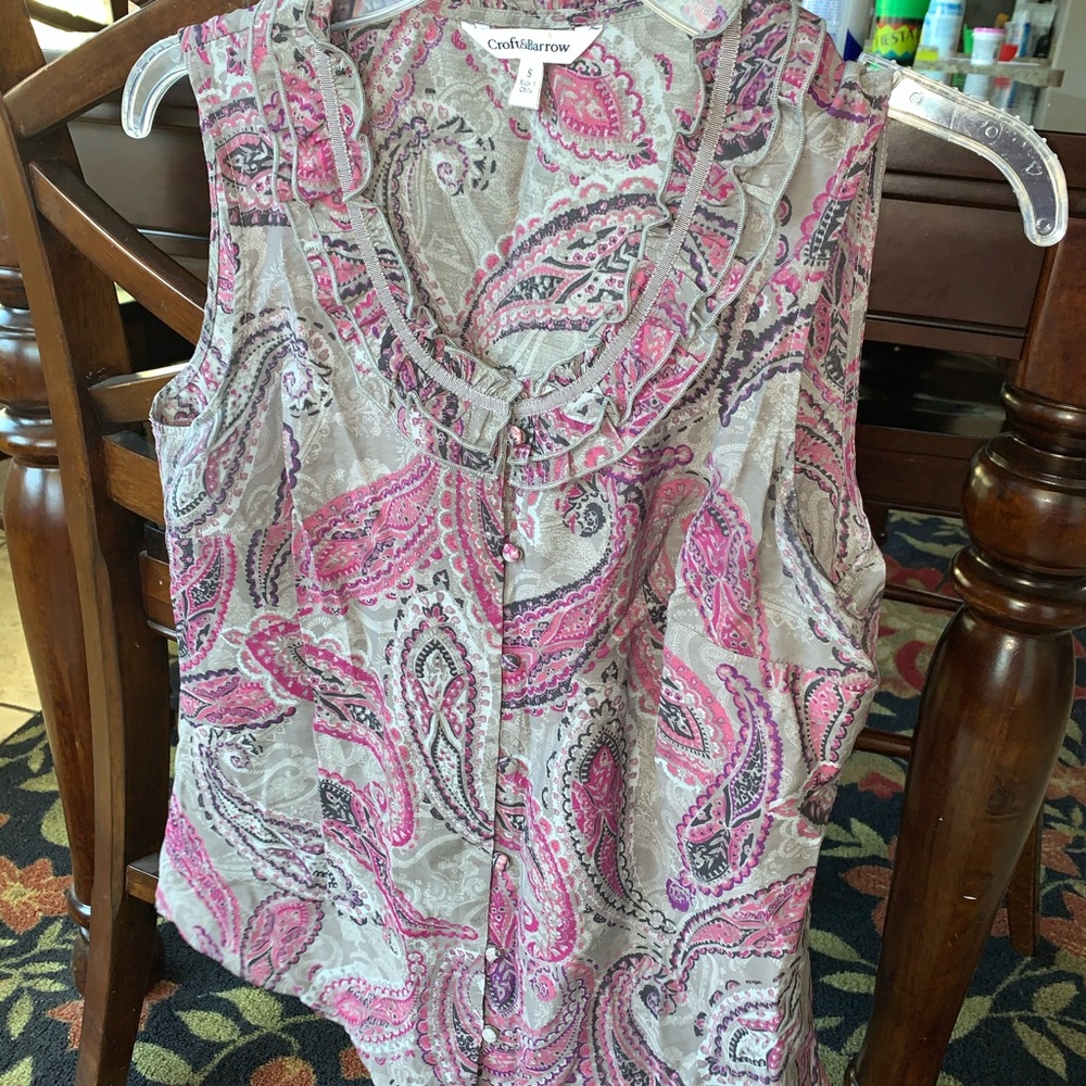 Sleeveless button down top.